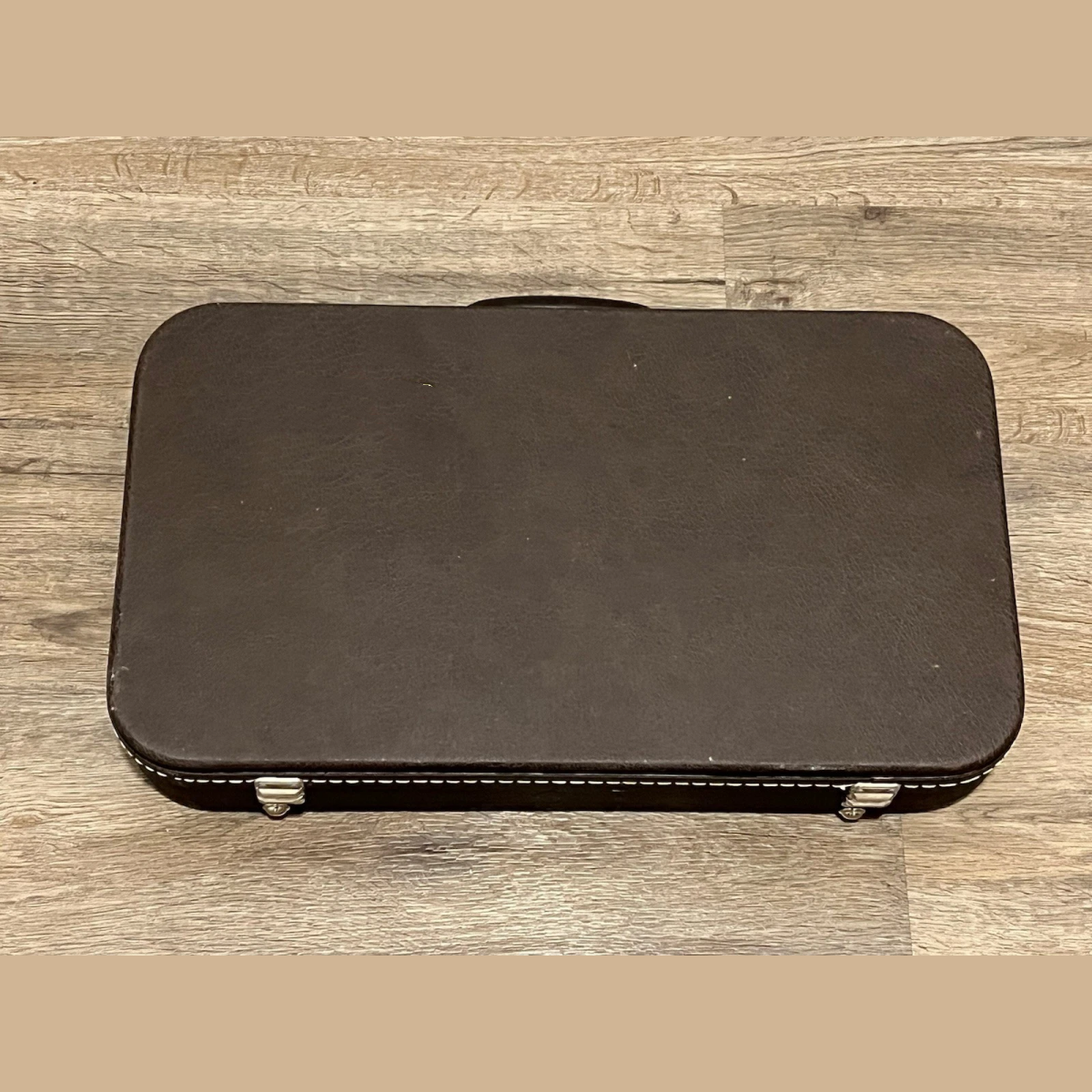 Retro Portable Synth with Instant Chord Play & Classic Analog Tone
